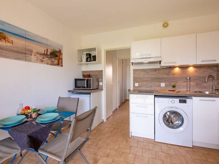 Rental apartment with patio & yard — photo 3