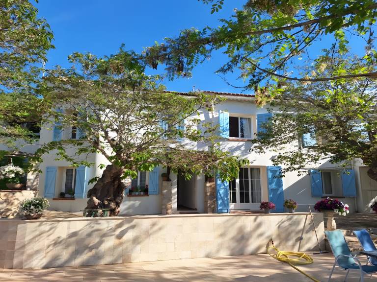 Villa 'La Naronne' with Mountain View, Private Pool and Wi-Fi in Bandol