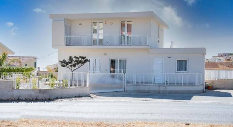 Holiday apartment with terrace | Close to the beach | Dogs allowed in Scicli