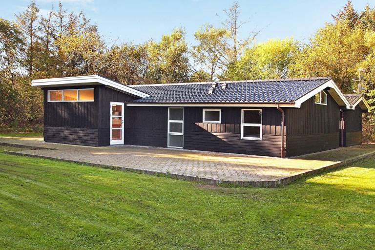 Fully equipped vacation home with patio, BBQ & hot tub | Dogs allowed — photo 3