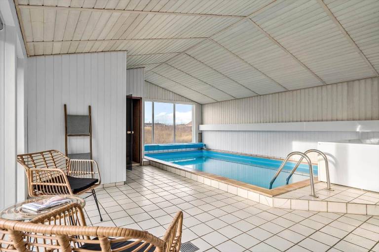 Vacation home with sauna, garden & BBQ in Hvide Sande