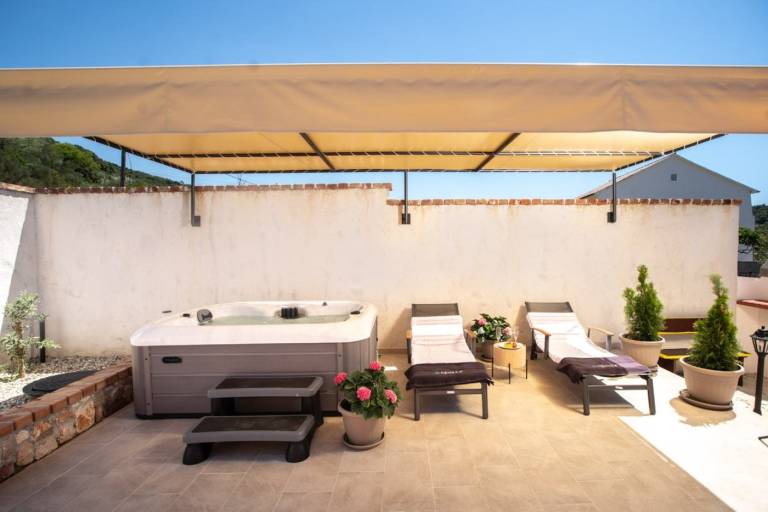 Vacation home with terrace, barbeque & hot tub — photo 5