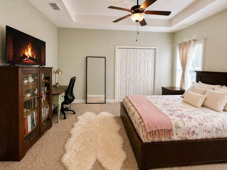 Family-oriented charming vacation home with fast internet, grill & yard | Dogs allowed — photo 2