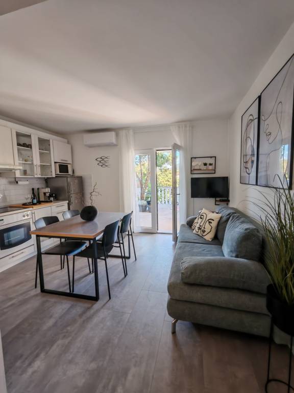 One bedroom apartment near beach Cove Pokrivenik, Hvar (A-18955-b) — photo 2