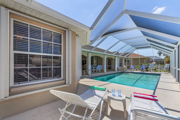 Vacation home with BBQ & private pool | Water view — photo 3