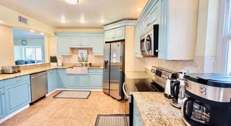 Beachfront House - Ocean Views, Beach Access — photo 3