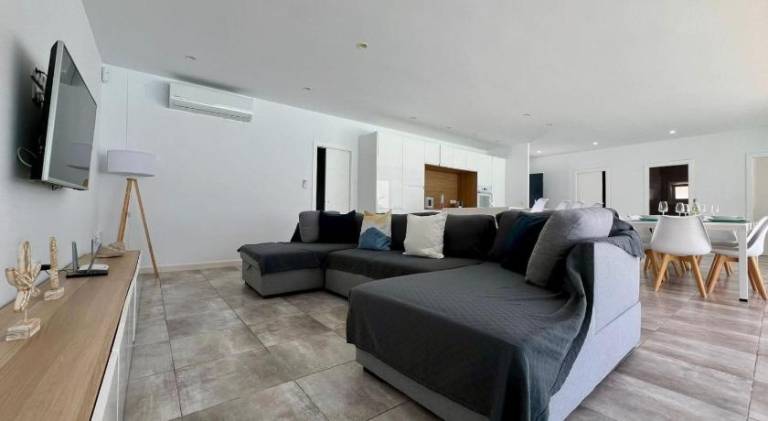 Vacation home with pool — photo 2