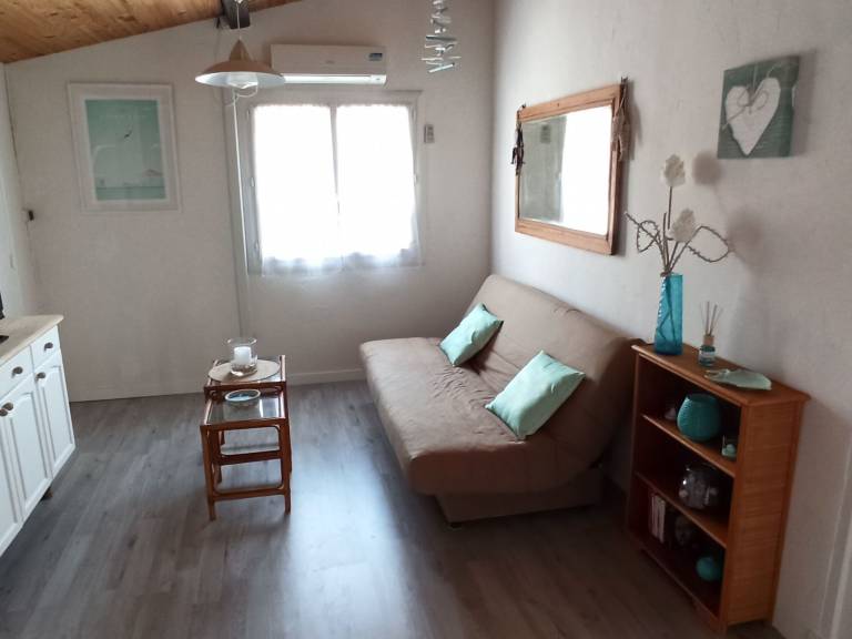 Holiday apartment with patio & barbeque — photo 2