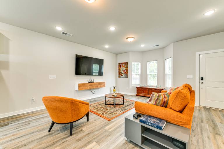 Modern Townhome w Yard 5 Mi to Dtwn Charlotte