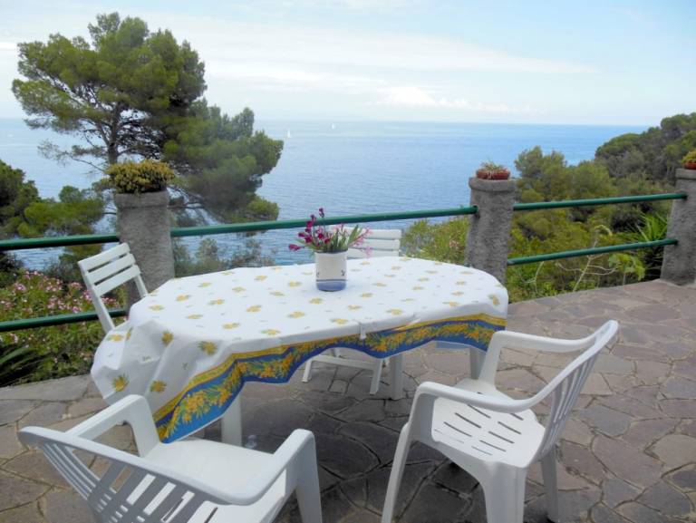Holiday apartment with patio & yard | Sea view — photo 3