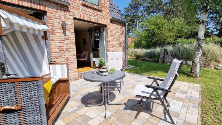 Holiday apartment with yard & patio — photo 5