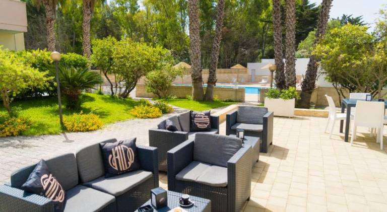 Serviced apartment with terrace, pool & yard — photo 3