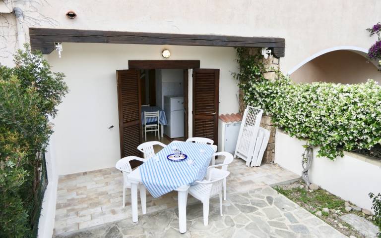 Holiday apartment with yard — photo 5