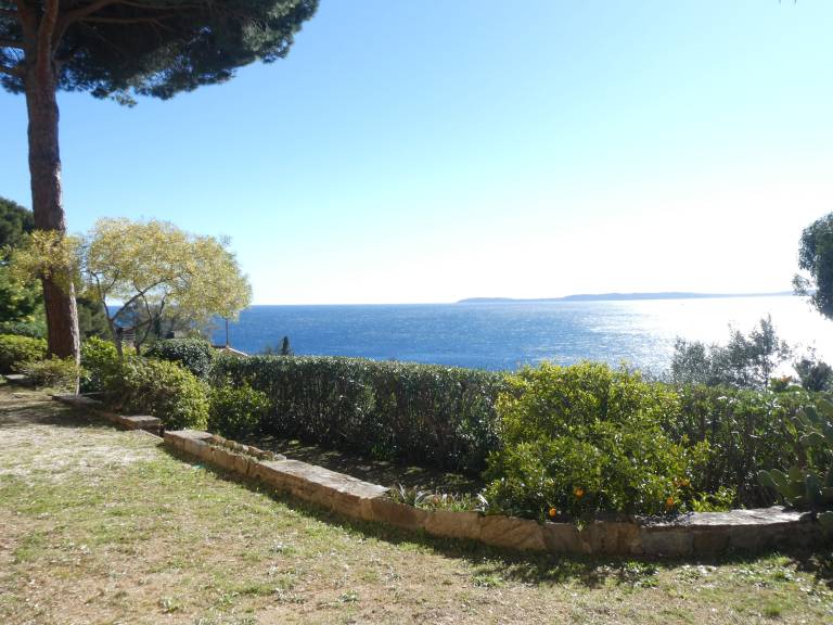 Fully equipped pleasant apartment with yard, barbeque & patio | Panoramic view | Next to the beach | Pets are welcome — photo 4