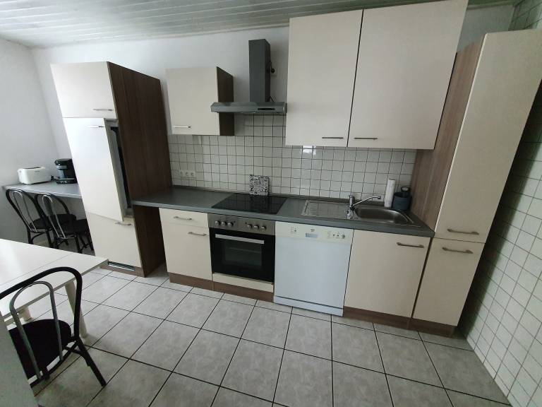 Family-oriented charming apartment with BBQ, patio & garden | Mountain view | Pets allowed — photo 4