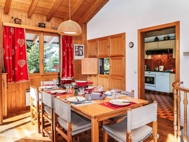 Fully equipped vacation home with patio & BBQ | Mountain view | Close to the ski | Pets allowed — photo 2