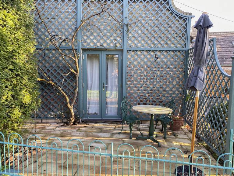 Cottage with yard | River view — photo 2