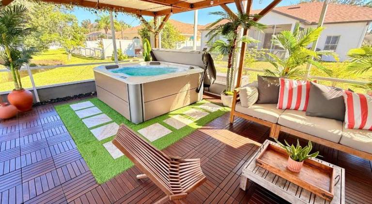 Spacious 5BR Private Home, Private Pool & Salt Water Spa, Minutes from Beaches in Bradenton, FL
