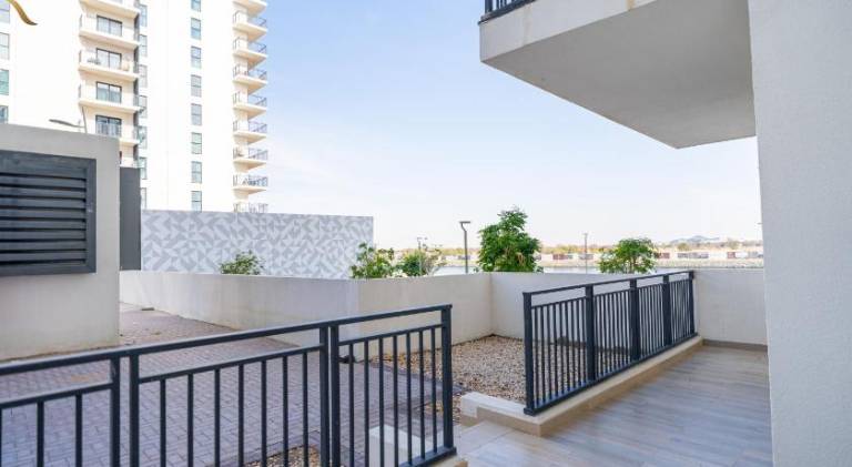 Luxury 1BR at Waters Edge in Yas Island Escape — photo 5