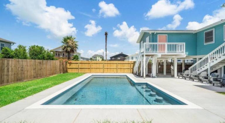 House with yard, barbeque & private pool in Jamaica, TX