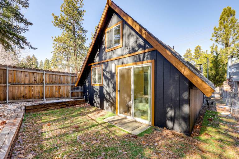 2 Mi to Big Bear Lake: Wooded Cabin w/ Deck! — photo 2