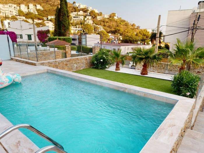 Fully equipped vacation home with yard, private pool & patio | Sea view | Close to the beach | Pet-friendly — photo 2