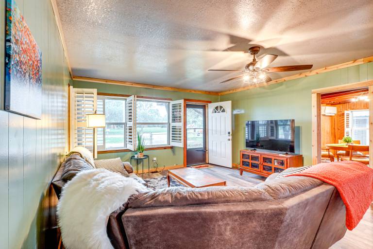 Deck, Hot Tub & Lake View: Brownwood Home! — photo 4