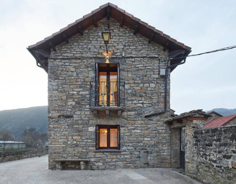 House with patio, grill & garden | Mountain view in Huesca