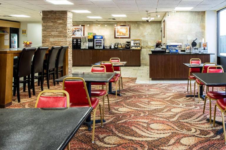 La Quinta Inn by Wyndham Davenport & Conference Center — photo 4