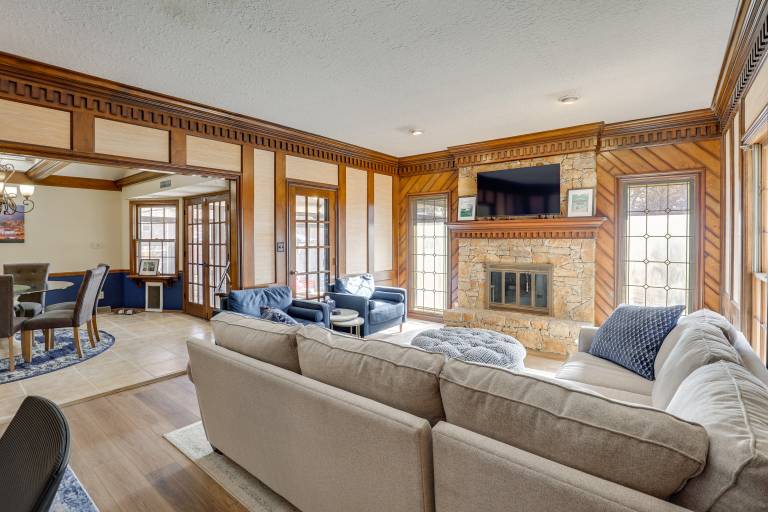 3,000-Sq-Ft Group Getaway w/ Pool Near Kansas City — photo 4