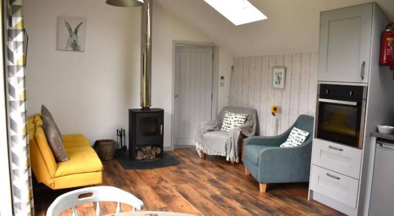 Bream Barn - sea view, woodburner, easy walk to the beach, parking, full kitchen — photo 2
