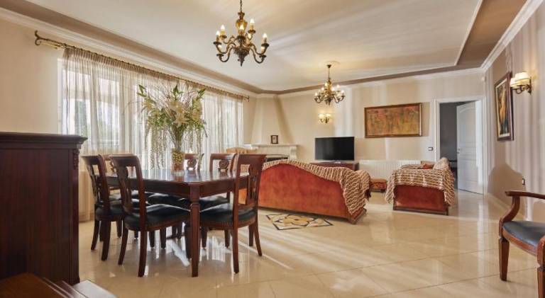 Villa with terrace, yard & jacuzzi — photo 2