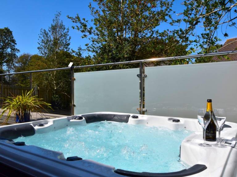 Fully equipped wonderful cottage with jacuzzi & yard | Pets are welcome — photo 2