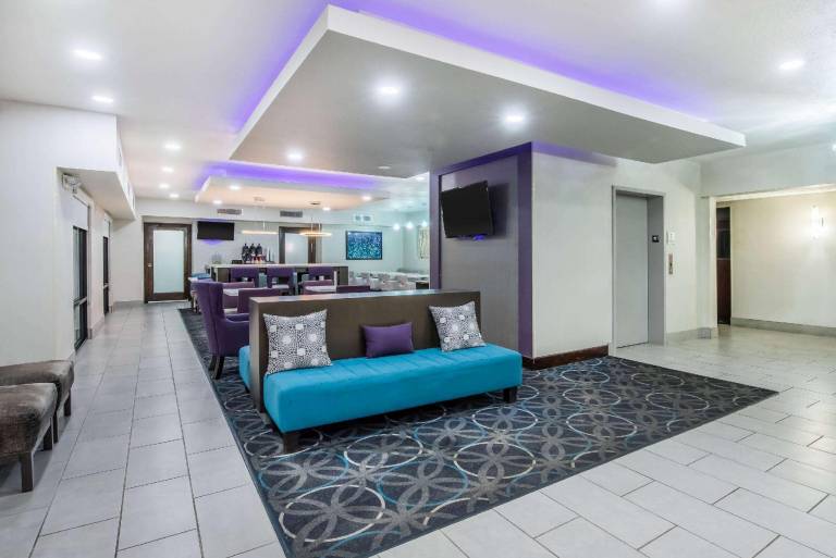 La Quinta Inn & Suites by Wyndham Fairborn Wright-Patterson — photo 4
