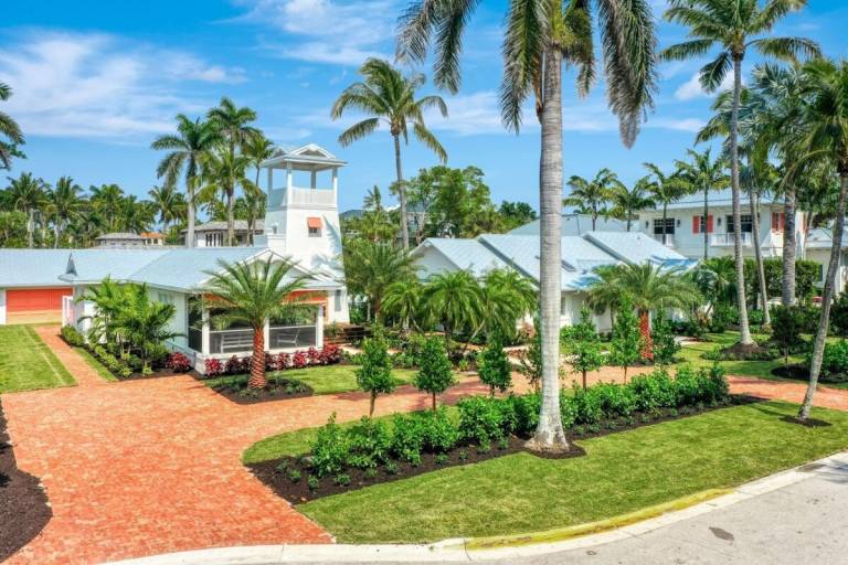 Child-friendly pleasant vacation home with barbecue, private pool & garden | Beach view | Close to the beach | Dogs allowed in Naples, FL