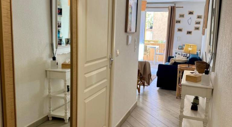 Rental apartment with patio — photo 4