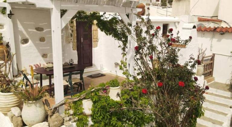 Vacation home with barbeque, patio & yard in Rhodes