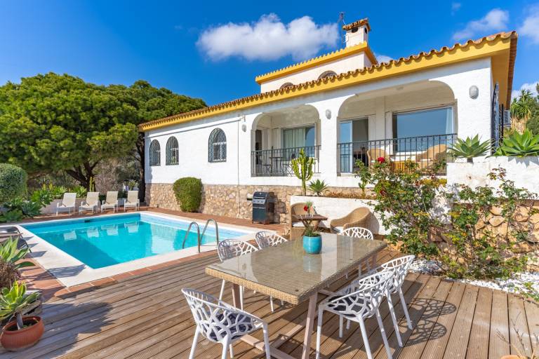 Fully equipped beautiful vacation home with pool, yard & patio | Mountain view | Pets allowed in Mijas