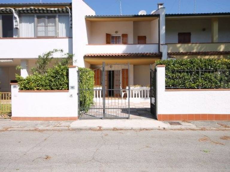 Vacation home with grill, terrace & yard — photo 2