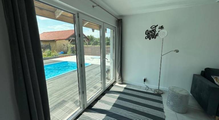 House with pool — photo 3