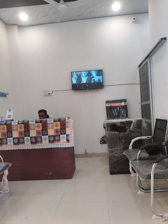 Madhuri Guest House in Tola