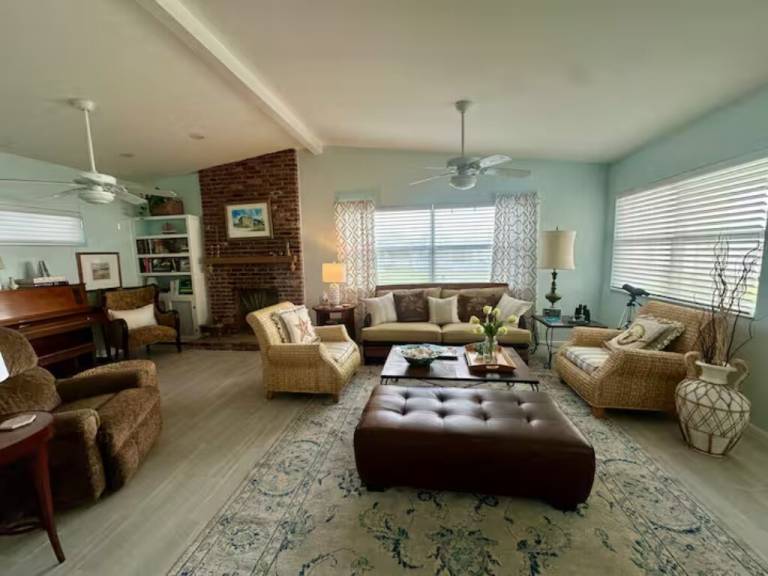 House with patio & garden | Water view — photo 5
