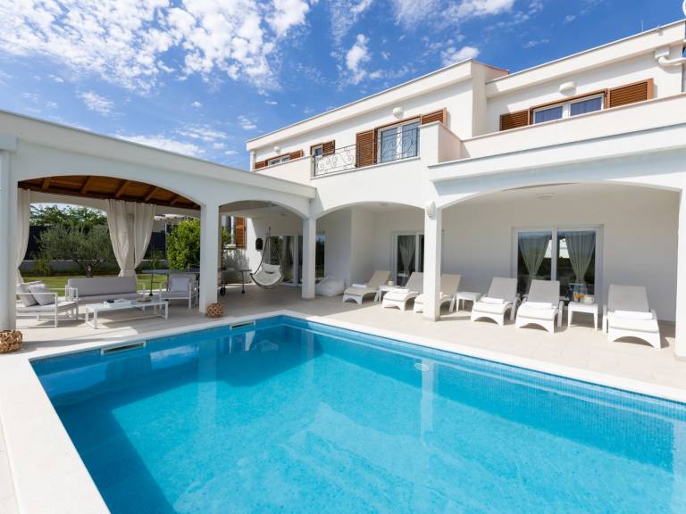 Vacation home with terrace, private pool & yard — photo 4