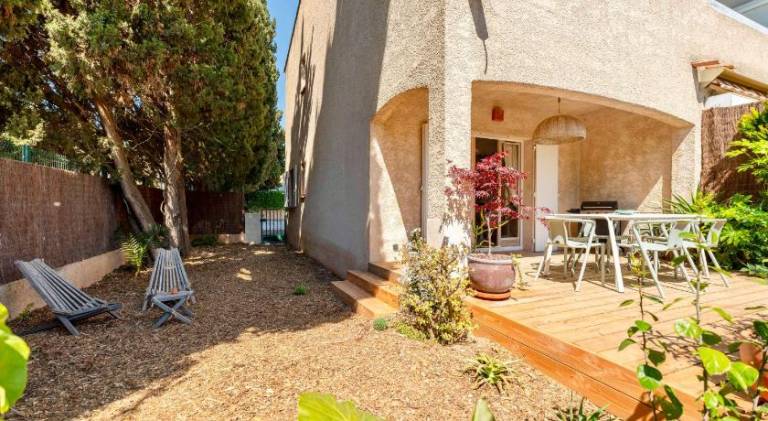 Holiday apartment with yard, barbecue & patio — photo 4