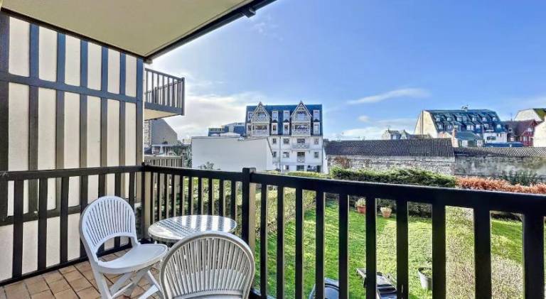 Holiday apartment with patio — photo 4