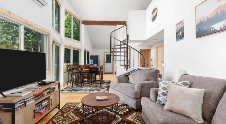 Ample vacation home | Pet-friendly — photo 2
