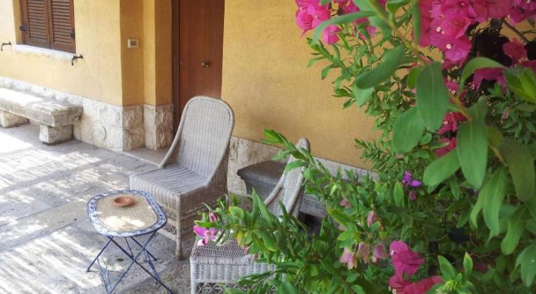Rental apartment with patio, private pool & yard — photo 5
