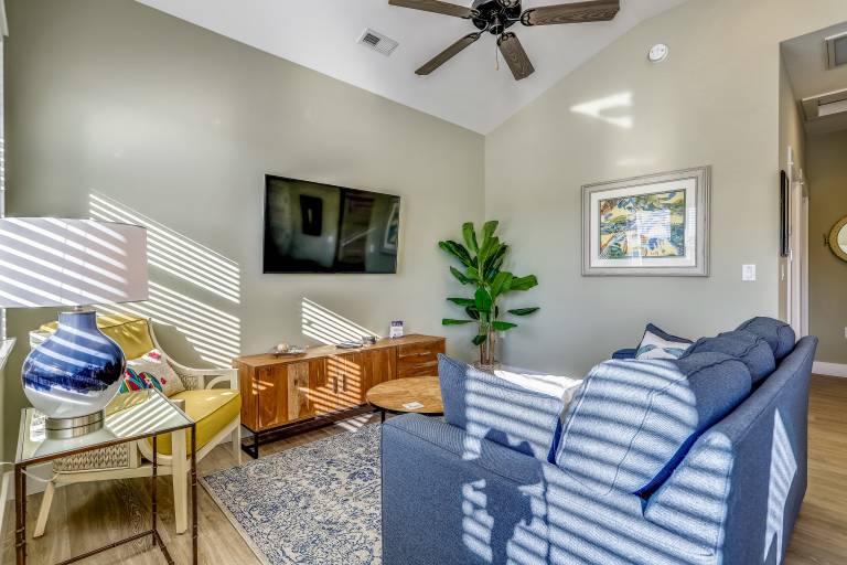 Condo with BBQ & pool — photo 3