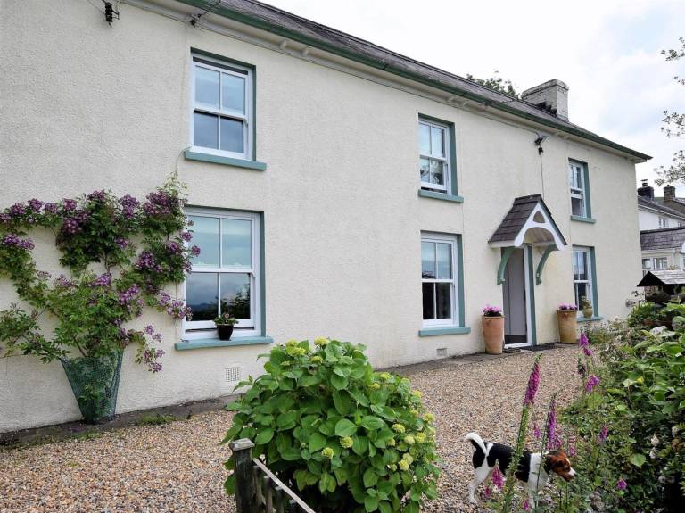Cottage with yard in Carmarthen
