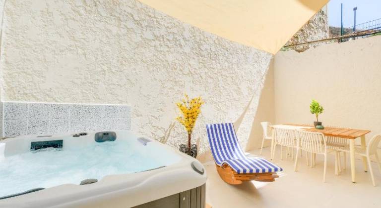 Rental apartment with hot tub & patio | Next to Notre-Dame de la Garde | Pets are welcome in Marseille